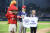 21일 경남 창원 NC파크에서 열린 프로야구 올스타전 홈런레이스에서 우승한 SK 제이미 로맥(가운데)과 정운찬 KBO 커미셔너. [뉴스1]