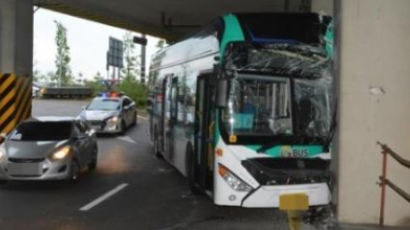 달리던 시내버스 당산역 고가 기둥에 쾅…1명 사망, 7명 부상