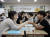  지난 달 26일 경기도 김포시에 있는 하늘빛초등학교에서 열린 넷마블문화재단 ‘찾아가는 게임소통교육’에 참가한 학부모들과 학생들이 교육을 받고 있다. [사진 넷마블]