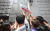 17일 오후 부산 동구 초량동 일본영사관 앞에서 적폐청산·사회대개혁 부산운동본부원들이 자유한국당을 규탄하는 기자회견 중 일본영사관 벽에 현판 부착 퍼포먼스를 선보이고 있다. [뉴스1]