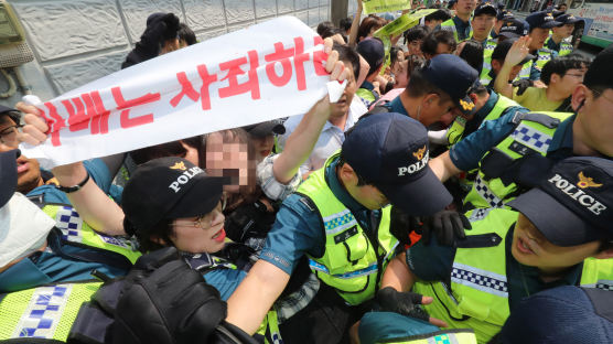 부산 日영사관서 “아베 사죄” 시위하다 체포된 대학생들 전원 석방