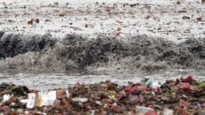 [사진] 태풍이 몰고온 쓰레기···부산 광안리해수욕장 폐허로