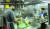 이란 당국이 22일(현지시간) 공개한 영상에서 지난 19일 나포된 영국 국적 유조선 &#39;스테나 임페로&#39; 호 요리사들이 음식을 준비하고 있다. [AP=연합뉴스]