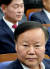 자유한국당 황영철(뒤), 김재원 의원이 7월 3일 국회에서 열린 의원총회에 참석해 있다. [연합뉴스]