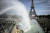 폭염에 시달리는 파리 시민들이 지난달 28일(현지시간) 에펠탑 부근의 분수대에서 더위를 식히고 있다. [AP=연합뉴스]  