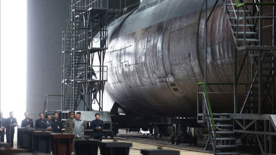 [서소문사진관]김정은 국무위원장, 최신형 잠수함 공개했다