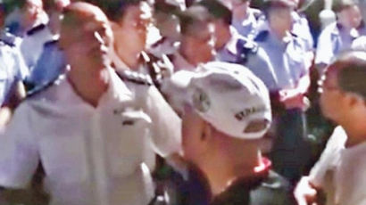 임신부까지 폭행한 '백색 테러'···홍콩경찰 "고맙다" 유착 파문