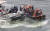 해경 특수기동대원들이 23일 열린 &#39;불법 외국어선 단속 경연대회&#39;에서 불법어선에 올라타고 있다. 최승식 기자
