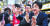 아베 신조(安倍晋三) 일본 총리가 지난 6일 참의원 선거 유세에 나서 오사카(大阪) 상점가에서 유권자들과 인사하고 있다. [연합뉴스]