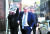 보리스 존슨 전 영국 외무장관이 23일(현지시간) 런던의 개인 사무실 밖으로 나오고 있다. 존슨은 전날 마감한 보수당 당 대표 투표에서 승리해 24일 영국 총리에 취임한다. [로이터=연합뉴스]
