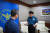 지난 23일 황운하 대전지방경찰청장(오른쪽)이 보이스피싱 현금 수거책을 검거하는 데 기여한 시민에게 표창장을 주고 있다. [사진 대전경찰청]