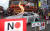 인천시 구월문화로 상인회가 23일 오후 인천시 남동구 구월동의 한 거리에서 일본 경제보복을 규탄하며 일본차량인 렉서스를 부순후 성명서를 태우고 있다. [뉴스1]