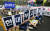 24일 오후 서울 종로구 서울시교육청 앞에서 한양대학교 사범대학부속고등학교 학부모들이 자율형사립고등학교 재지정 취소 철회를 촉구하고 있다. [뉴스1]