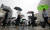 서울지역에 비가 내린 24일 오전 서울 종로구 광화문네거리에서 우산을 쓴 시민들이 출근길 발걸음을 재촉하고 있다. [뉴스1]