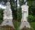 요한 슈트라우스의 묘지(왼쪽). 묘비에는 ‘왈츠의 왕’을 형상화한 왈츠 추는 아기들이 새겨져 있다. 오른쪽은 브람스의 묘지. 묘비에는 고뇌하는 브람스의 얼굴이 조각돼 있다. [사진 송의호]