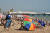 영국 남부 브라이튼 해안에서 시민들이 해수욕을 즐기고 있다. [AFP=연합뉴스]