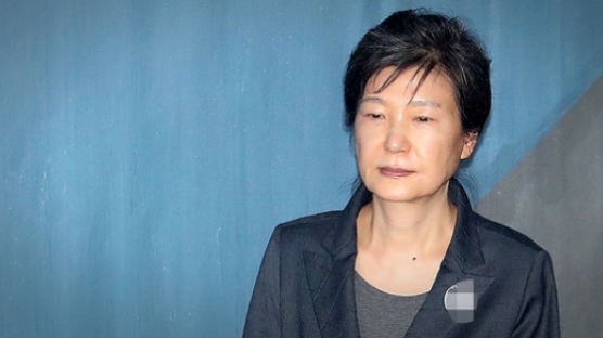 '국정원 특활비' 박근혜, 징역 5년 선고...1년 왜 줄었나