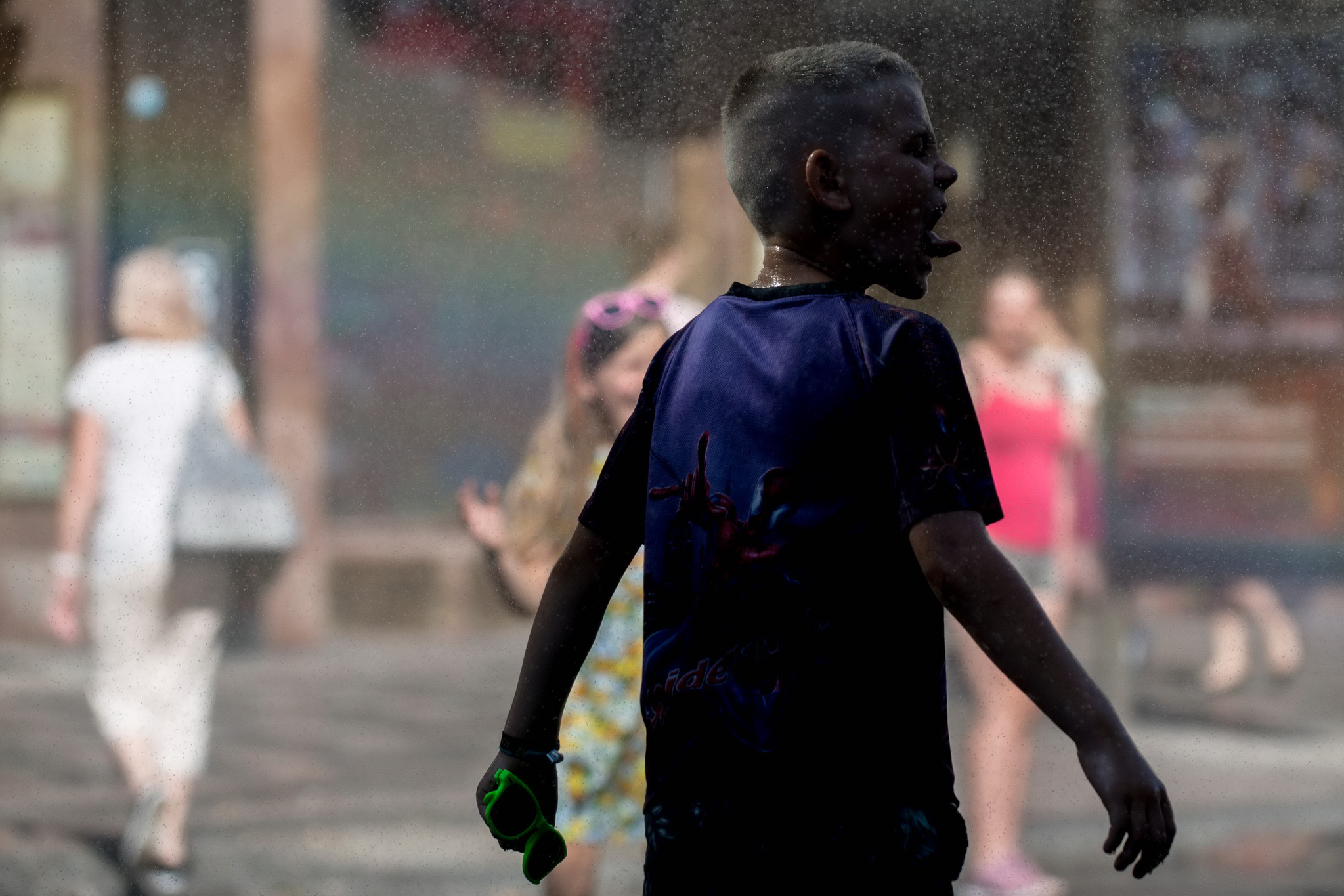 체코 수도 프라하에서 한 소년이 거리로 분사되는 물로 더위를 식히고 있다. [AFP=연합뉴스]