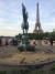 영화 <인셉션>의 배경이자 에펠탑 포토존으로 유명한 ‘비르케임’ 다리에 방치된 전동 킥보드가 너질러져 있다. [사진 이두형] 