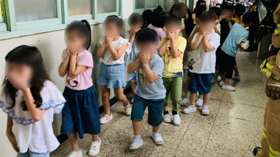 초등학교 과학실서 포르말린 병 깨져 학생·교사 1200명 대피