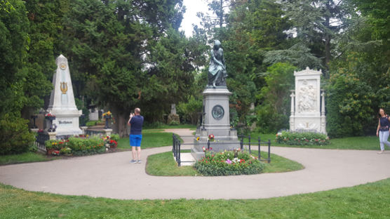 공원 온 듯 편안한 베토벤 묘지서 우리 장묘문화를 생각하다