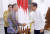 정의선 현대자동차그룹 수석부회장(왼쪽)이 조코 위도도 인도네시아 대통령과 25일 자카르타 대통령궁에서 만나 악수하고 있다. [사진 현대자동차그룹]