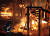 지난 5일 전날 강원 강릉시 옥계면에서 발생한 산불이 밤새 강풍을 타고 인근지역으로 확산되고 있는 가운데 동해 오토캠핑장에서 한 소방대원이 펜션을 태우는 불과 사투를 벌이고 있다.[뉴시스]
