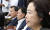 국회 국토교통위원장 자리를 놓고 갈등을 빚고 있는 자유한국당 박순자 의원(오른쪽)과 홍문표 의원(왼쪽)이 9일 국회에서 열린 의원총회에 참석해 있다. [연합뉴스]