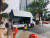 26일 오후 3시 서울 강남구 논현동 &#39;H&#39; 빌딩 앞에 주류 납품업체 차량에서 주류가 옮겨지고 있다. 남궁민 기자