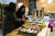 카카오게임즈는 빈속으로 출근한 직원들을 위해 김밥과 과일 등 간단한 식사류를 무료로 제공한다. 아침거리를 살펴보는 카카오게임즈 직원들. 사진 카카오게임즈