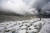  한 등반가가 지난 6 월 20 일 프랑스 알프스의 메르 데 글래스 빙하를 걷고 있다. [AFP=연합뉴스]