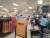 지난달 13일 미국 뉴저지의 백화점 콜스 매장. &#34;아마존 반품 서비스를 시작한다&#39;는 안내문 사이로 쇼핑객이 지나가고 있다. 뉴저지=곽재민 기자 
