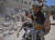 시리아 민간구조대(하얀 헬멧) 대원이 27일(현지시간) 정부군의 공습으로 부상한 어린이들을 병원으로 후송하고 있다. 시리아 정부군은 22일과 27(현지시간)일 이틀 연속 민간들의 주거지역에 대한 공습을 했다. [AFP=연합뉴스]
