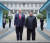 6월 30일 판문점 군사분계선을 넘어 간 도널드 트럼프 미국 대통령이 김정은 북한 국무위원장과 함께 남쪽을 향해 포즈를 취하고 있다. / 사진:연합뉴스