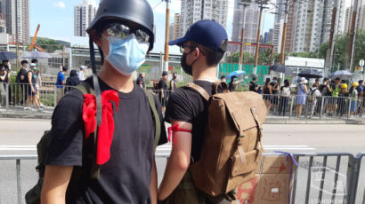 홍콩 시위에 붉은 리본 ‘의용군’ 등장…경찰 공권력에 불복종 격화