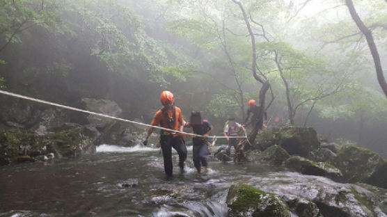 한라산 탐방 간 학생·교사 28명, 폭우로 고립됐다 구조