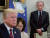 존 볼턴 미국 백악관 국가안보보좌관(오른쪽)이 트럼프 대통령을 바라보고 있다. 그는 미국 정부 내 매파의 대표적 인물이다. / 사진:AP,연합뉴스