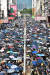 27일 홍콩과 중국이 인접한 신계의 위안랑 거리를 검은 옷을 입은 시위대가 가득 메운 채 행진하고 있다. [AFP]