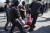 27일(현지시간) 러시아 모스크바에서 열린 대규모 시위에서 진압에 나선 경찰들이 시위 참가자를 진압하고 있다. [AP=연합뉴스]