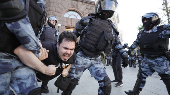 러 경찰, 공정선거 요구 시위대 무자비 진압…수백 명 연행