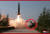 북한이 지난 5월 9일 미사일을 발사하고 있다. 기존 차륜형(바퀴형) 미사일에서 무한궤도형 발사대(원 안)로 바뀌었다.[사진 조선중앙통신]