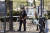 28일(현지시간) 미국 뉴욕 브루클린 동쪽의 브라운스빌에서 한 경찰관이 전날 밤 총격 사건이 발생한 장소를 순찰하고 있다. [AP=연합뉴스]