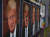 한 미술작가가 보리스 존슨 영국 총리와 도널드 트럼프 미국 대통령을 함께 반영해 &#39;보리스 보럼프&#39;라는 제목으로 런던 동부 벽에 이런 모습을 걸어놓았다. [EPA=연합뉴스]