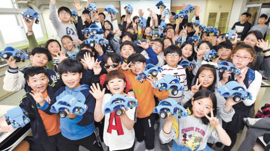 [issue&] 투명우산 나눔, 주니어 공학교실…국내외서 다양한 사회공헌활동 펼쳐