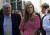 보리스 존슨 영국 신임 총리의 여자친구 캐리 시먼스가 24일(현지시간) 런던 다우닝가 10번지 총리관저 앞에서 존슨 총리가 도착하기를 기다리고 있다.[AP=연합뉴스]