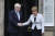 보리스 존슨 영국 총리(왼쪽)이 29일(현지시간) 스코틀랜드 에딘버러에서 니콜라 스터전 스코틀랜드 자치정부 제1장관과 만나 악수하고 있다. [AP=연합뉴스]