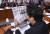 원유철 자유한국당 의원이 30일 오전 국히 외교통일위원회 전체회의에서 중앙일보를 보고 있다. 임현동 기자