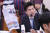 원유철 자유한국당 의원이 30일 오전 국회 외교통일위원회 전체회의에서 중앙일보를 들고 질의하고 있다. 임현동 기자