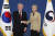 강경화 외교부 장관(오른쪽)이 지난 24일 오후 서울 종로구 외교부 청사에서 가진 존 볼턴 미국 백악관 국가안보회의(NSC) 보좌관과의 회동에서 기념촬영하고 있다. 변선구 기자