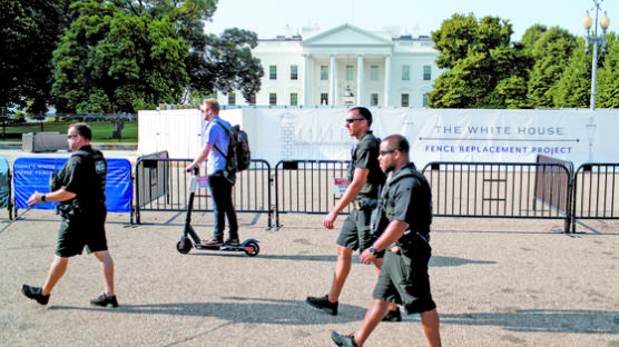 [사진] 담장 두 배로 높이는 백악관